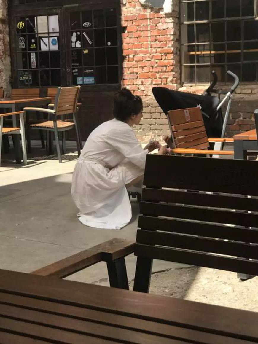 Alice Cavaleru și-a vegheat fetița (foto Libertatea)