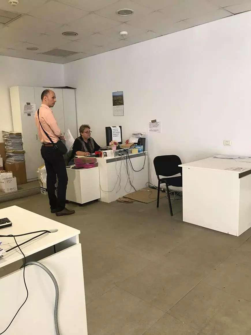 Acuzații la adresa unei angajate ANAF. A agresat o mamă care alăpta și i-a suflat fum de țigară în față copilului