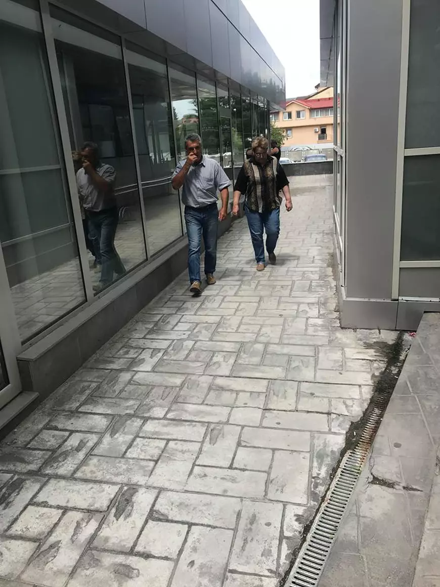 Acuzații la adresa unei angajate ANAF. A agresat o mamă care alăpta și i-a suflat fum de țigară în față copilului