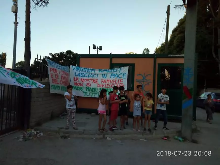 OAMENI ȘI BULDOZERE. Romii din Italia, între integrare și evacuare. ”Am încercat o educație frumoasă, chiar dacă sunt țigancă și locuiesc într-o tabără”