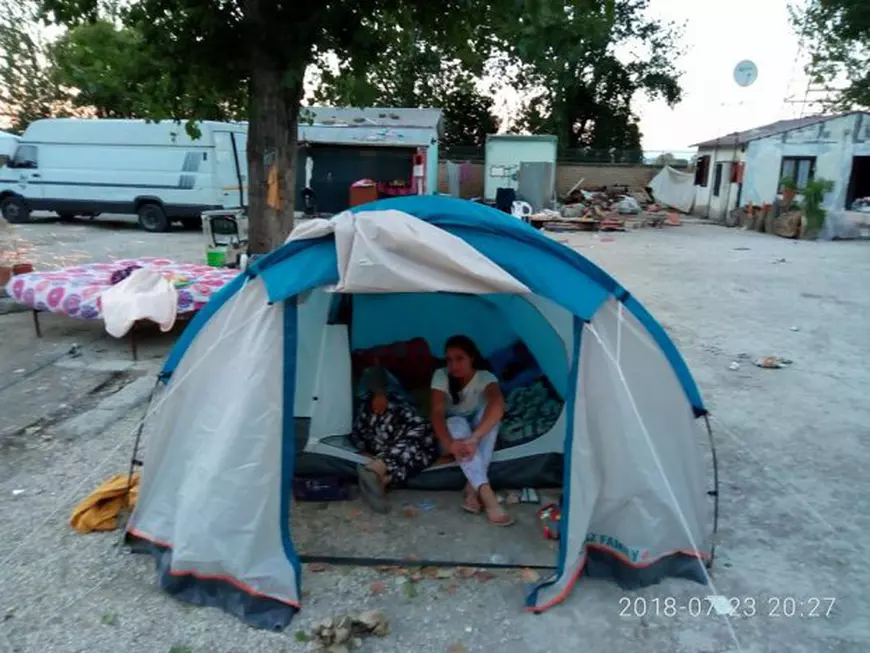 OAMENI ȘI BULDOZERE. Romii din Italia, între integrare și evacuare. ”Am încercat o educație frumoasă, chiar dacă sunt țigancă și locuiesc într-o tabără”