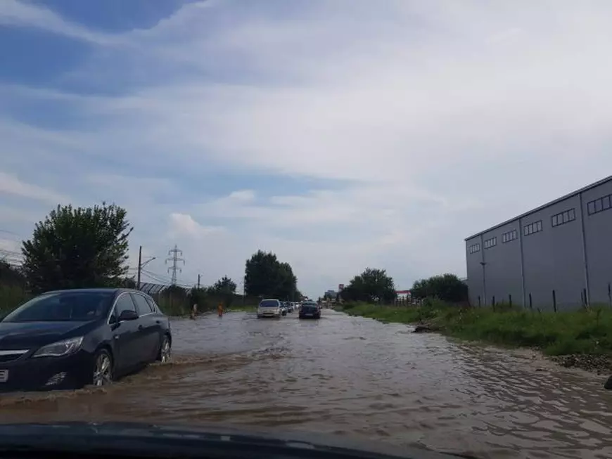 Șoseaua Berceni, inundată după o ploaie de 30 de minute