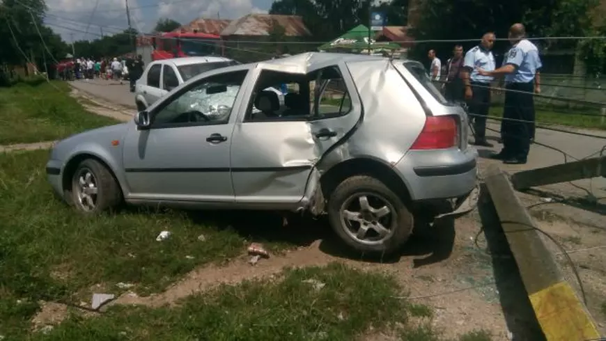 UPDATE/ Un autoturism cu copii a "secerat" un stâlp de electricitate, în Dâmbovița. Mașina era condusă de un băiat de 14 ani/ FOTO