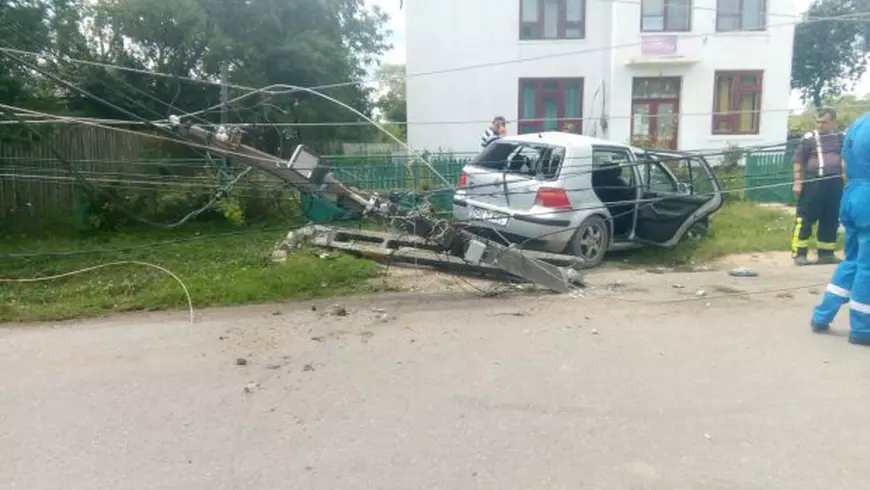 UPDATE/ Un autoturism cu copii a "secerat" un stâlp de electricitate, în Dâmbovița. Mașina era condusă de un băiat de 14 ani/ FOTO
