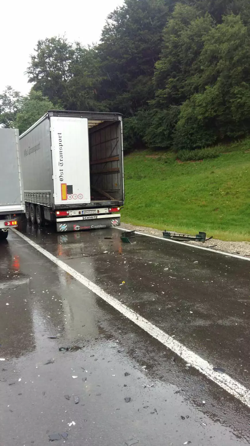 Accident cu patru victime pe DN 1A. Un autoturism a lovit un tir/ FOTO