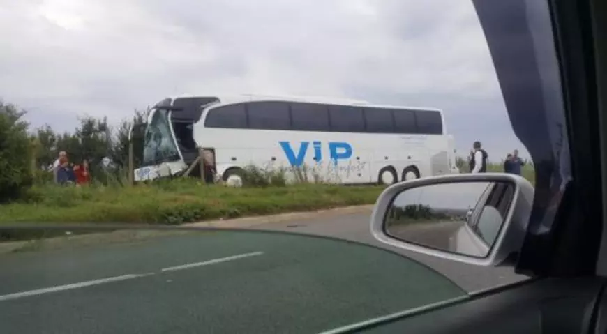 Accident în Bălțați, județul Iași între un autocar, un microbuz și o mașină