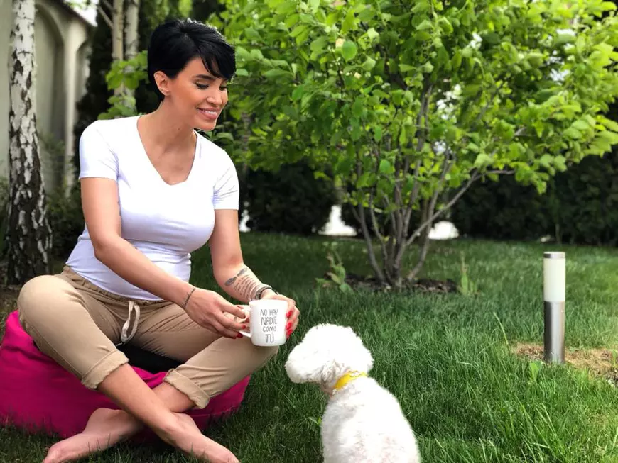 Cățelușa Adelinei Pestrițu aduce bani în casă