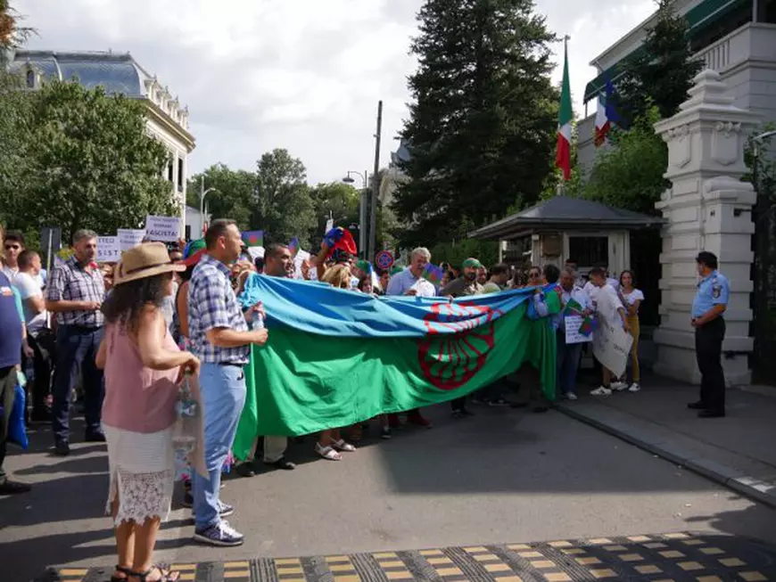 Protest în faţa ambasadelor Italiei şi Ucrainei faţă de rasismul anti-rom