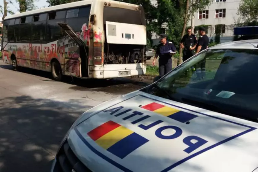 Un autobuz a luat foc în Brăila. Focul a pornit de la motor. Ce s-a întâmplat cu călătorii |FOTO