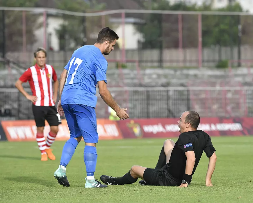 Marius Avram s-a accidentat la un meci din Liga Europa. Arbitrul a fost scos cu targa de pe teren / VIDEO