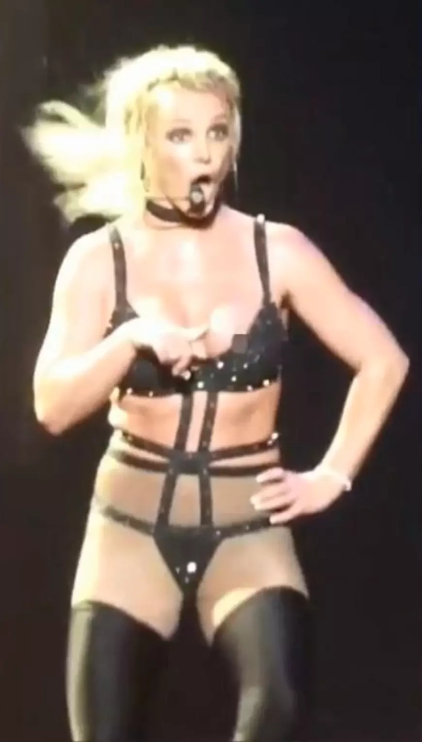 Incident vestimentar pe scenă. Britney Spears, cu nurii la vedere