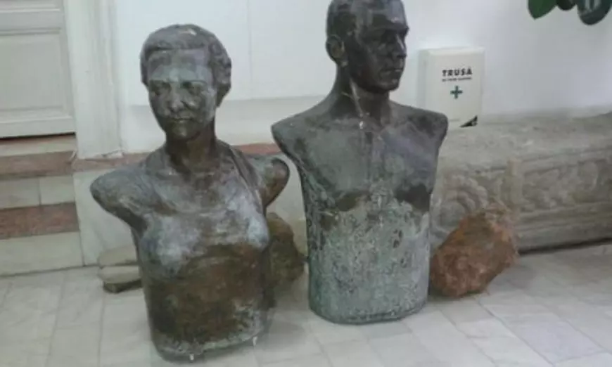 Busturile soților Tătărescu de la Târgu Jiu, date jos de pe socluri. Motivul, sculptorul a făcut pieptul Arethiei prea generos