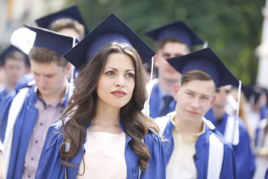 REPORTAJ/ Cinci absolvente ale Colegiului Hașdeu din Buzău au ocupat primele locuri la Medicină. Pornesc la drum cu gândul că ”lucrurile se vor schimba în România” până termină studiile