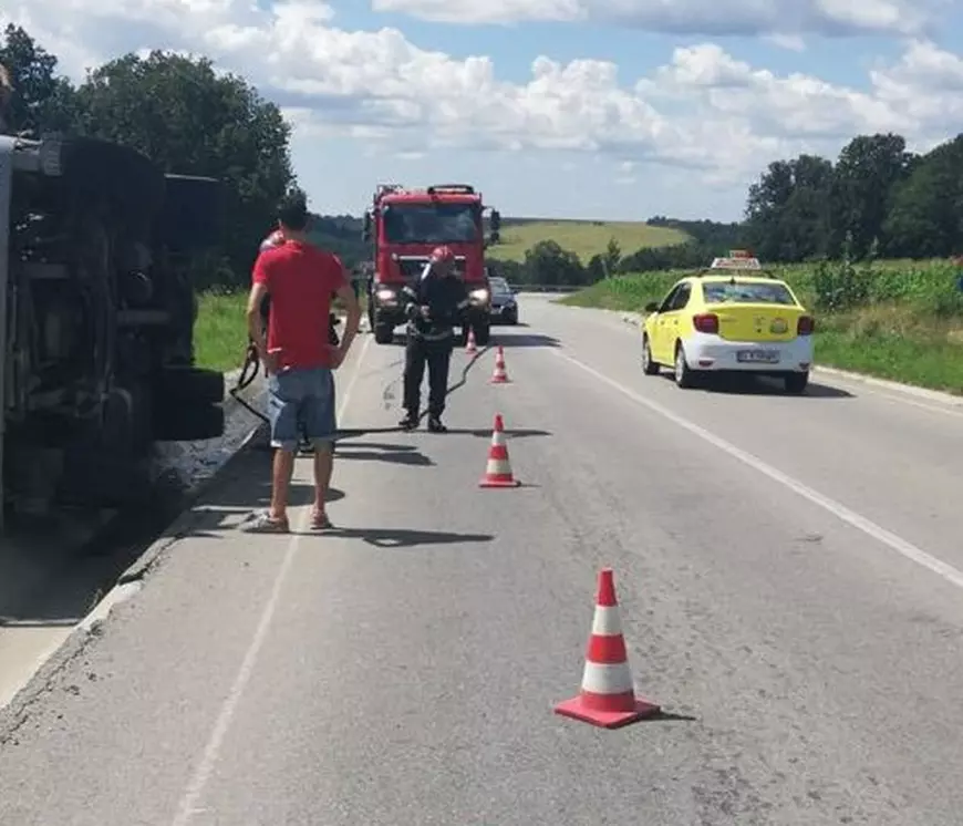 UPDATE: O cisternă cu motorină s-a răsturnat pe DN 65, în județul Dolj. Zona a fost izolată/ FOTO