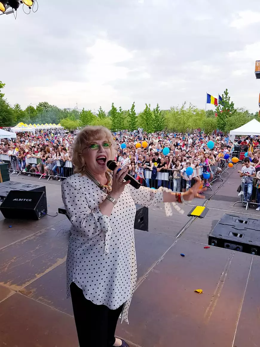 EXCLUSIV/ Concert istoric! Pariul Corinei Chiriac cu vamaioții: le cântă șlagăre pe plajă!