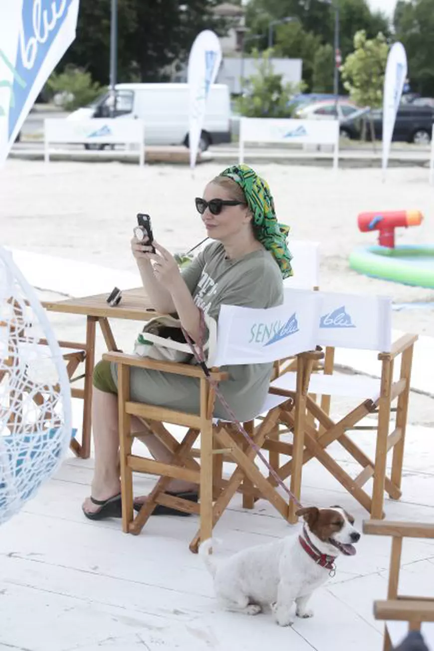 FOTO/ Pe plajă la Mamaia: Majda cu marea, Cioran cu sarea și Catinca Roman... cu floarea!