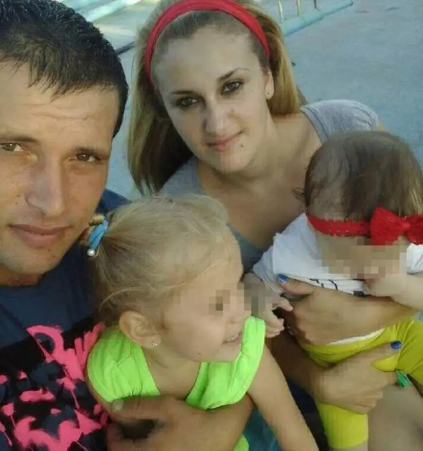 Cristina și iubitul său, alături de fetițele lor, pe când erau o familie fericită