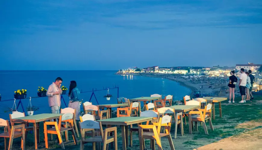 EXCLUSIV/ Concert istoric! Pariul Corinei Chiriac cu vamaioții: le cântă șlagăre pe plajă!