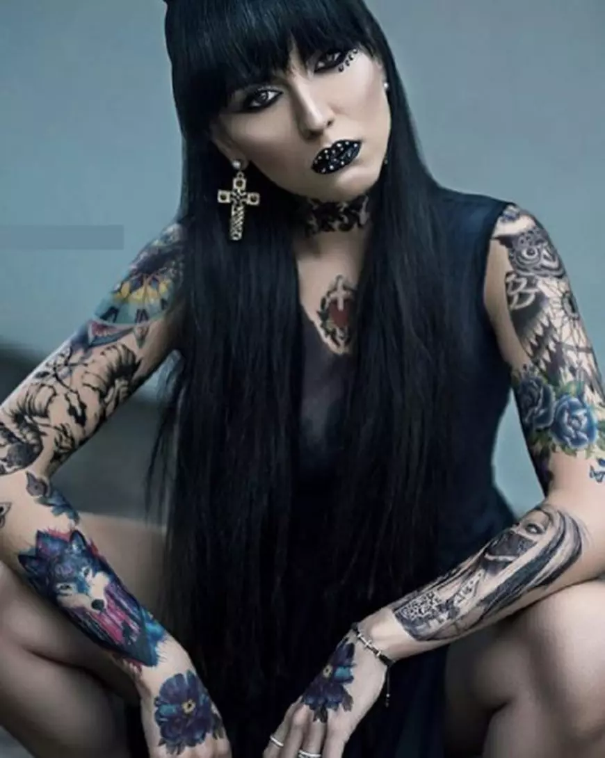 Doinița Oancea, plină de tatuaje, păr lung și breton. Schimbare spectaculoasă de stil