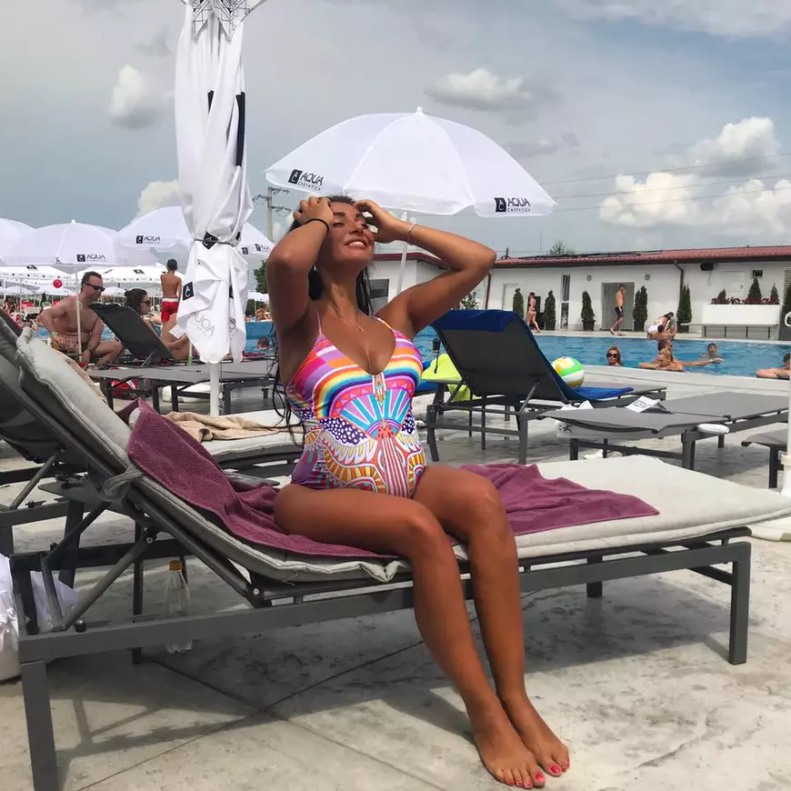 Graviduța Elena Ionescu, la piscină. "Ai un trup perfect"