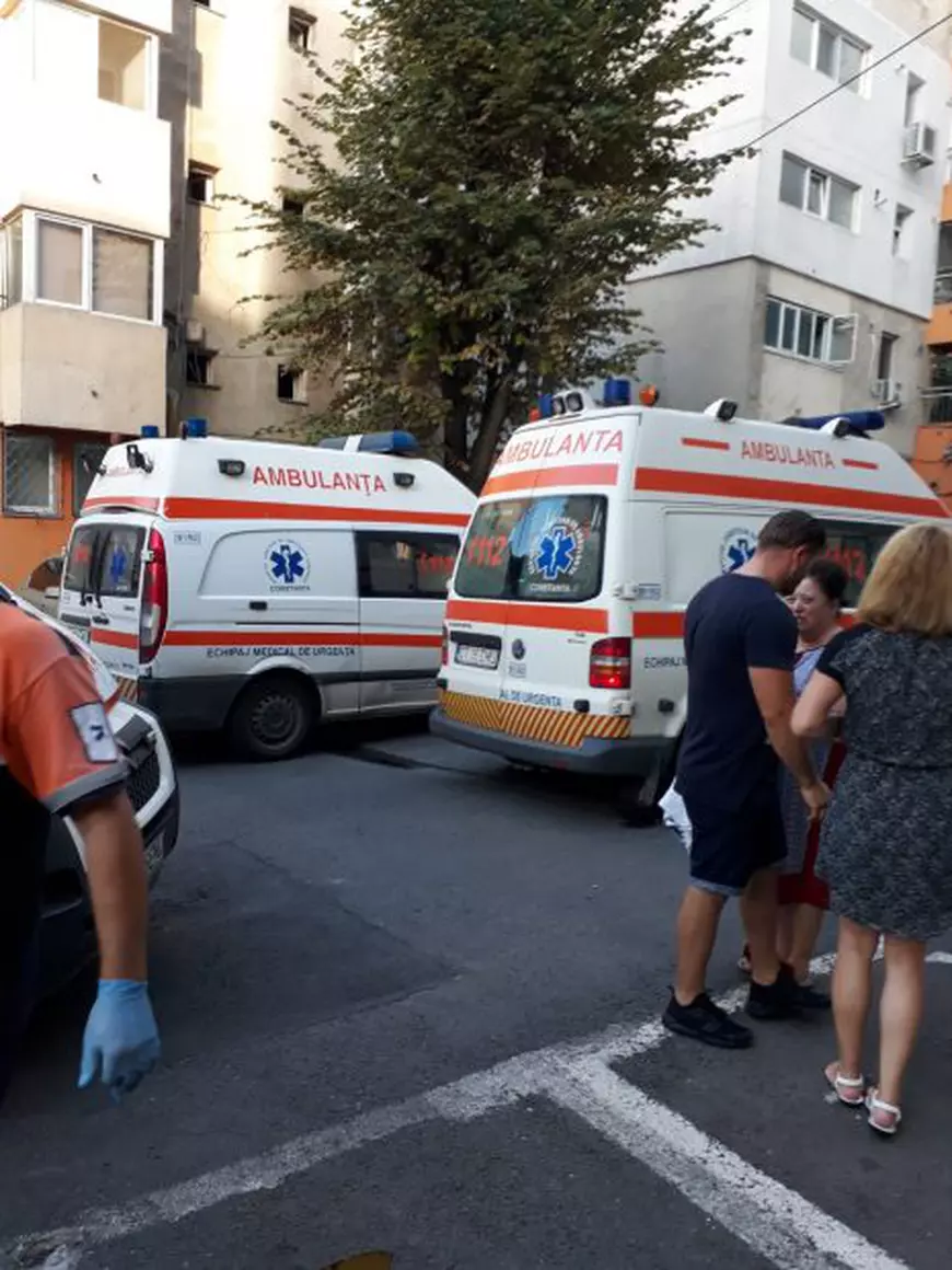 FOTO/ Explozie într-un bloc din Constanța. Trei persoane, între care un copil de trei ani, au fost rănite