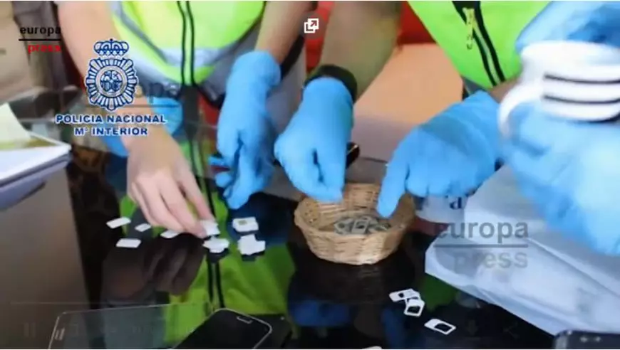 Români arestați în Spania după ce au furat peste 150.000 de euro de la mai multe companii de telefonie