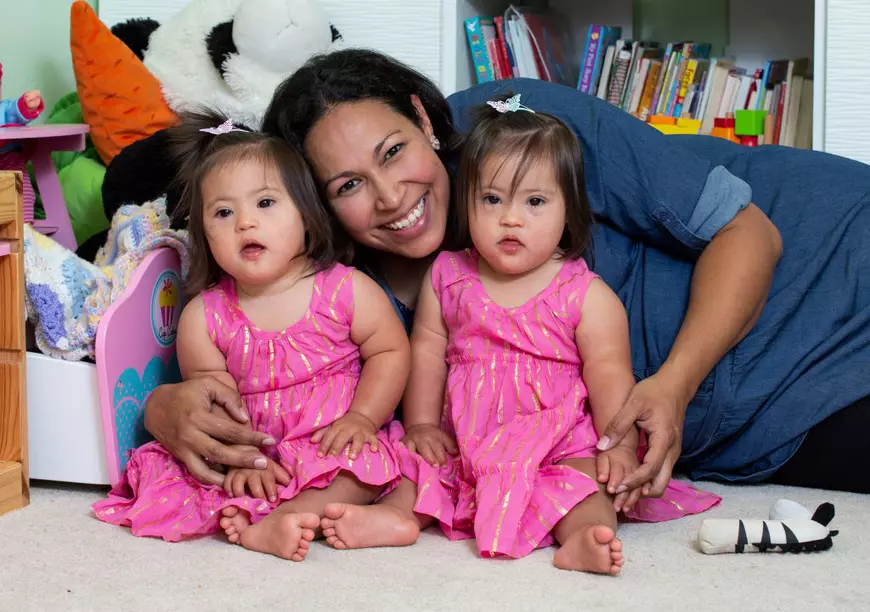 Două fetițe, gemene, cu sindromul Down, învață trei limbi străine și limbajul semnelor la 18 luni