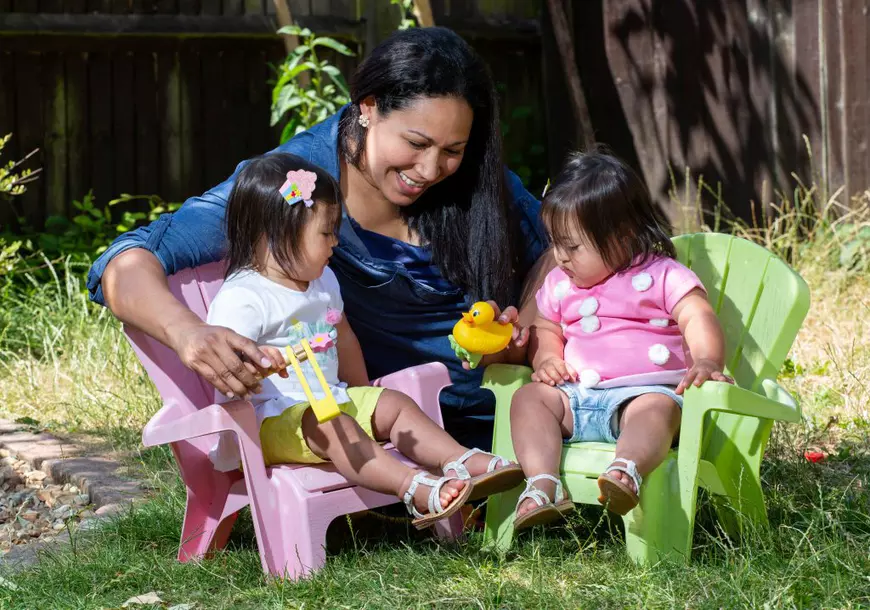 Două fetițe, gemene, cu sindromul Down, învață trei limbi străine și limbajul semnelor la 18 luni