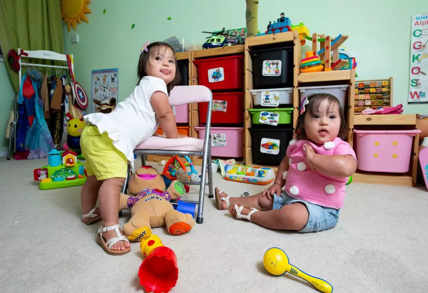 Două fetițe, gemene, cu sindromul Down, învață trei limbi străine și limbajul semnelor la 18 luni