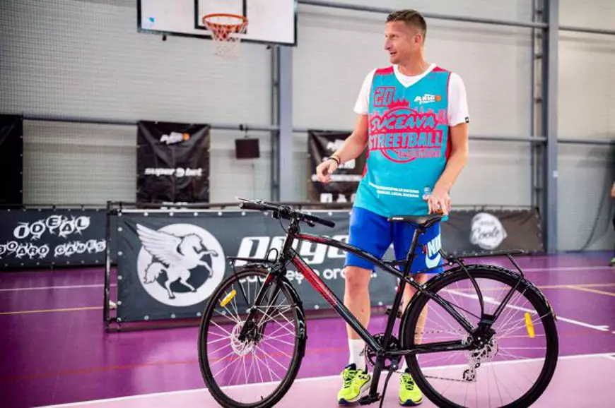 Dorin Goian, fostul căpitan al Naționalei, e fascinat de bicicletă. O cară în portbagajul mașinii!
