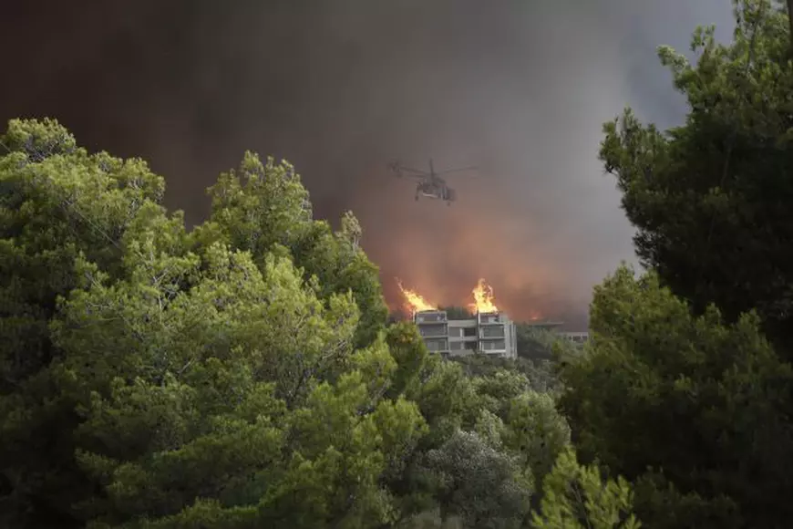 Flăcări uriaşe, purtate de vânt ul puternic şi fumul dens au cuprins multe locuinţe din apropiere de Atena