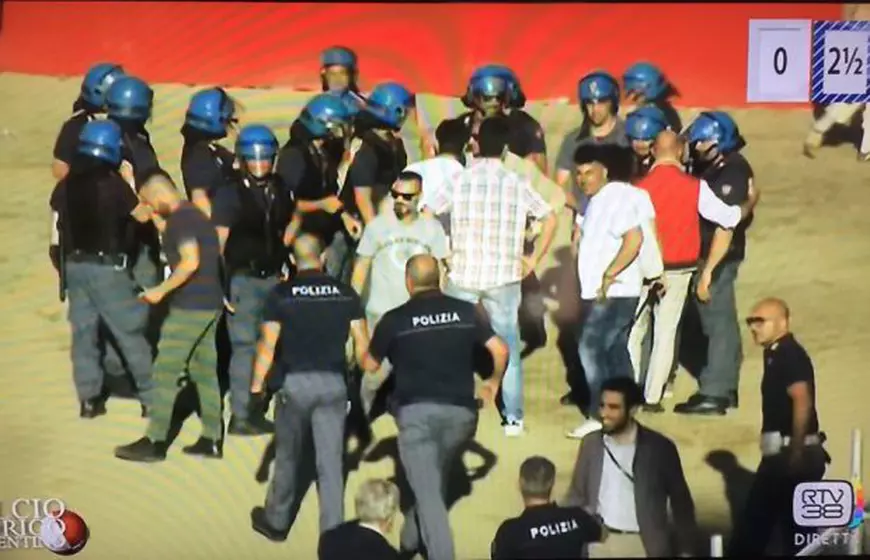 REPORTAJ/Libertatea a asistat la un meci de Calcio Storico Fiorentino, cel mai violent sport cu mingea. "Prea mic să fie un război adevărat și prea violent să fie un joc" / FOTO