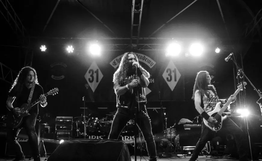O mireasă a fugit de la nuntă pentru un concert Iris! Solistul a chemat-o pe scenă, motocicliștii au aplaudat-o