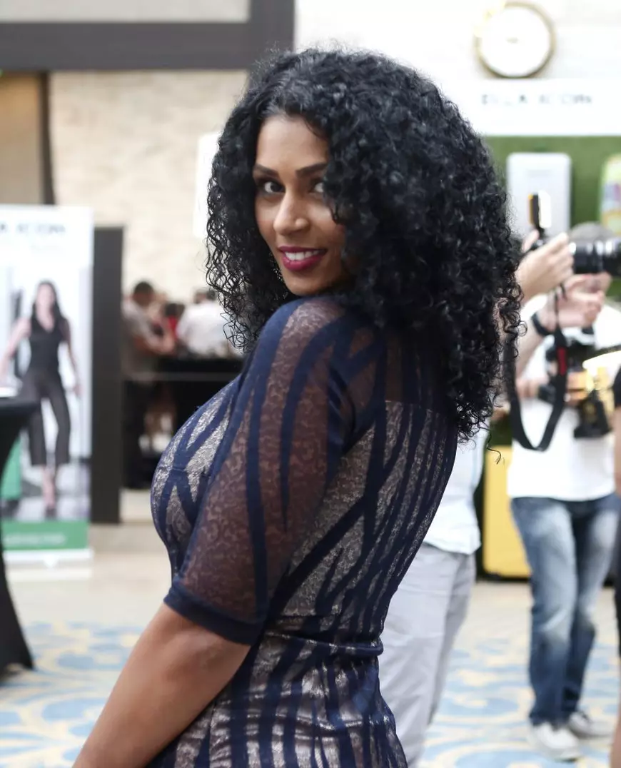 Majda are un truc simplu pentru îngrijirea părului creț