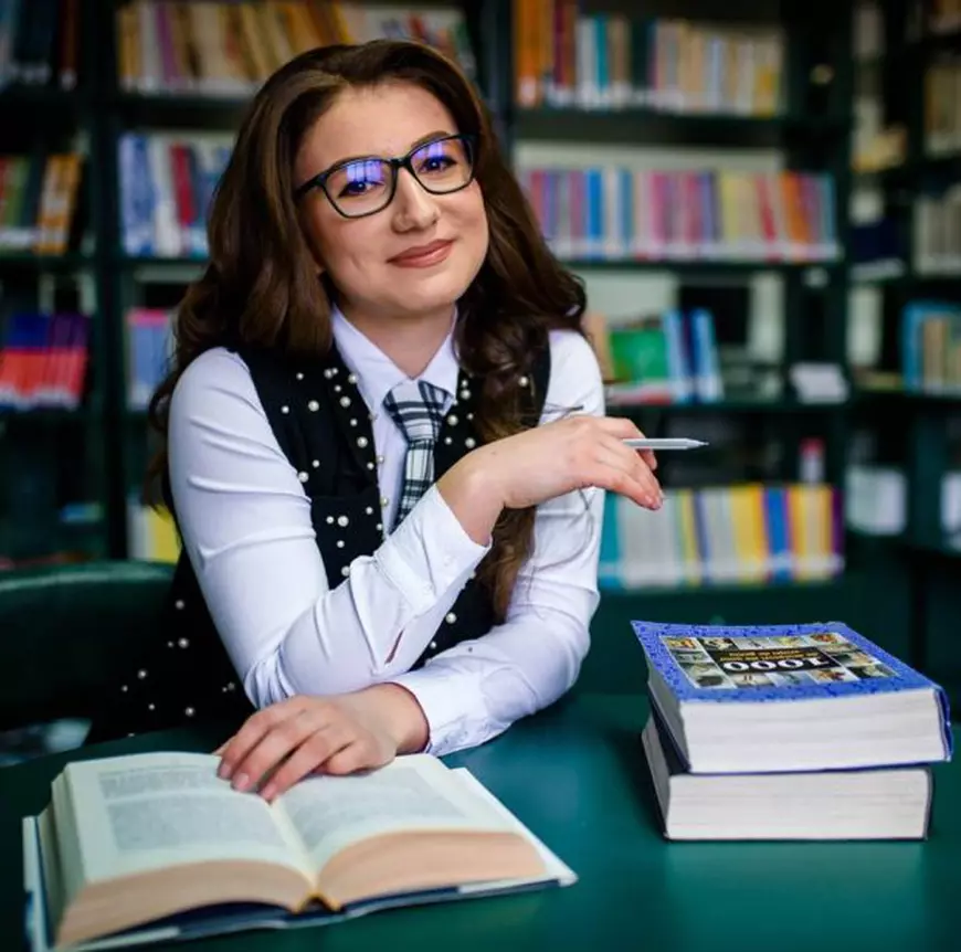 Liceul din comuna Prundu Bârgăului cu două medii de 10 la Bacalaureat. Fotografie cu Maria Albu, absolventa care a luat 10 pe linie la BAC