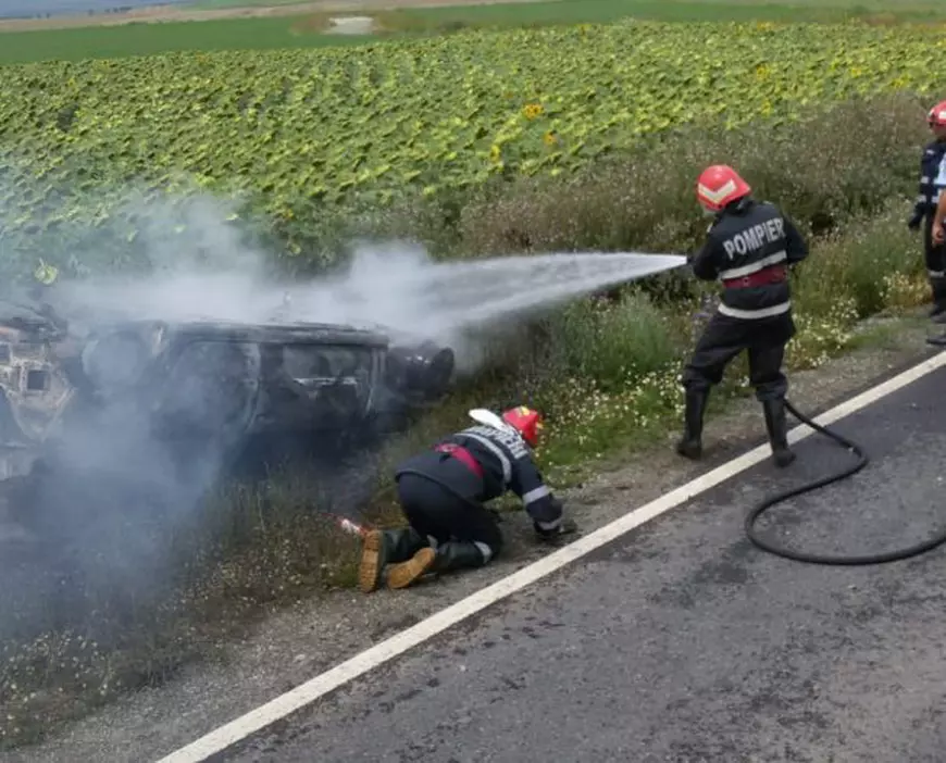 FOTO&VIDEO/ Autoturism făcut scrum pe o șosea din Tulcea. Șoferul și pasagera au reușit să iasă din mașină în ultima clipă