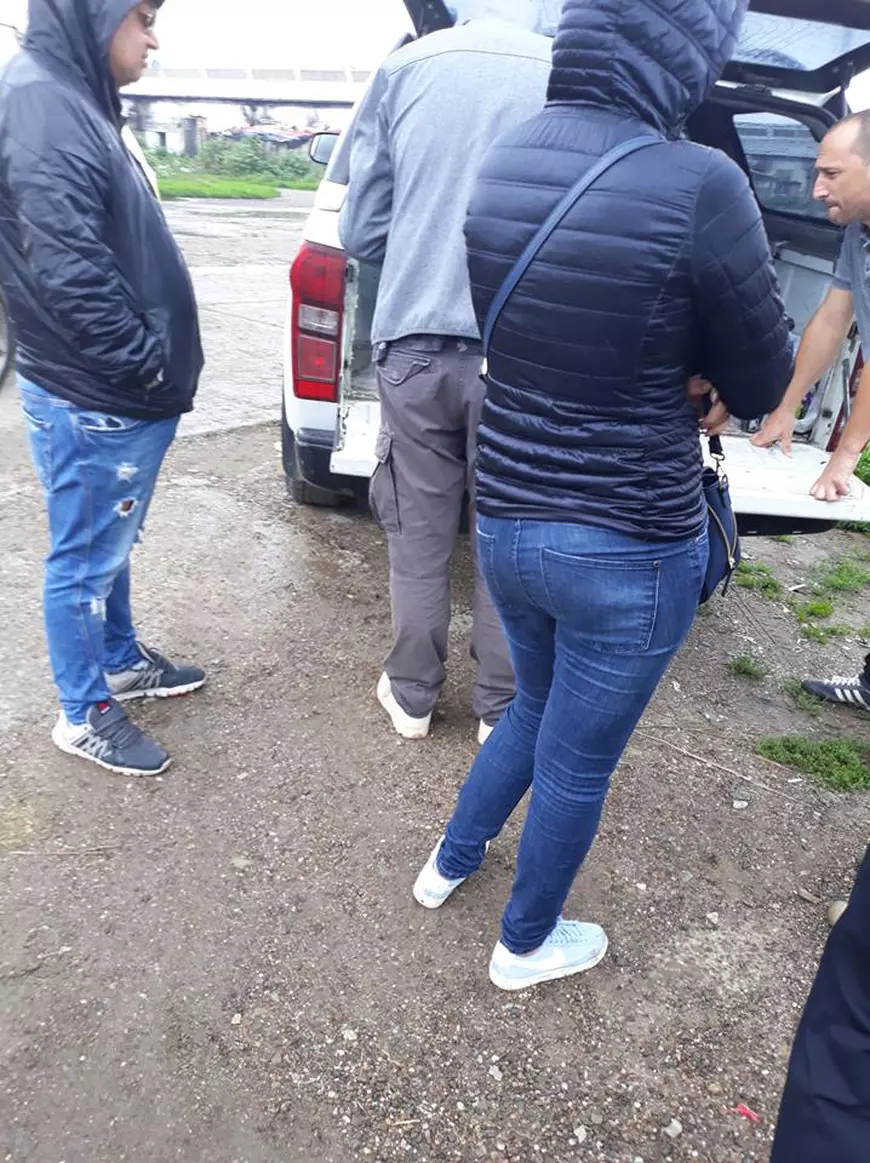 Mașina unor jurnaliști de televiziune a fost spartă în Roman. Au rămas fără 1.200 de lei și 500 de euro