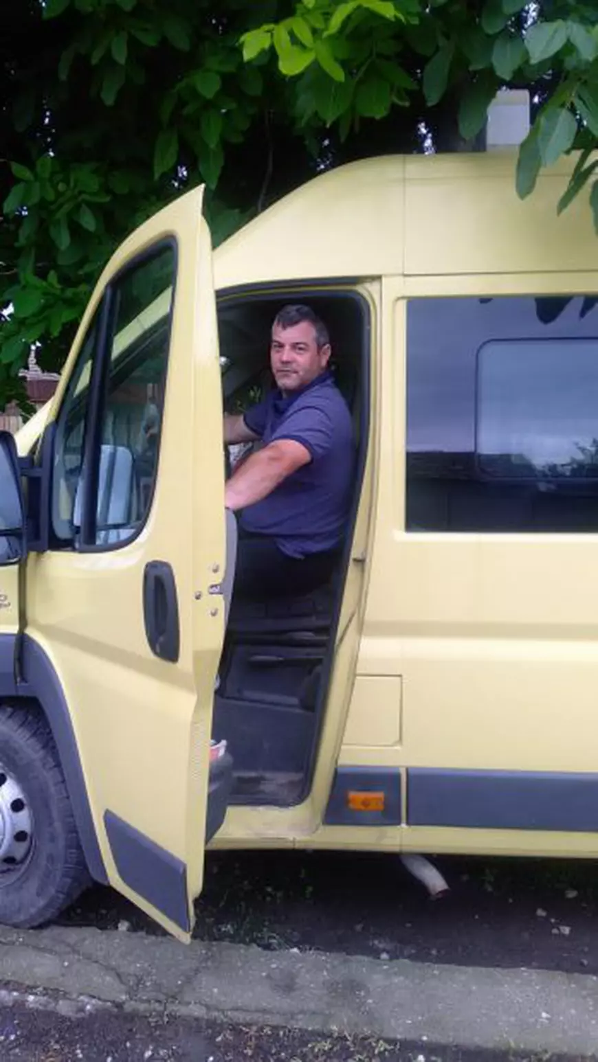 Vasile Pop, preotul șofer pe microbuzul școlar. Preotul din pietrișu la volanul microbuzului școlar