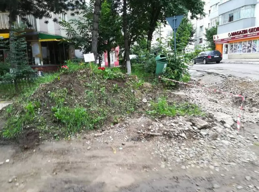 Monumentul Indolenței și Movila Mizeriei în Suceava. Protestul locuitorilor împotriva primăriei