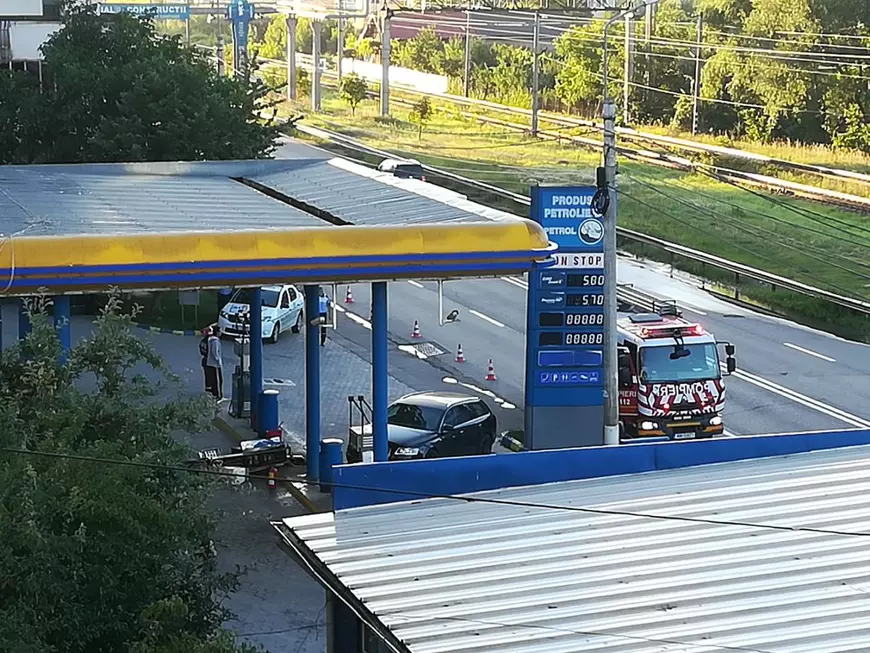 Un șofer din Iași a reușit performanța să dărâme o pompă de benzină. La un pas de tragedie într-o stație peco
