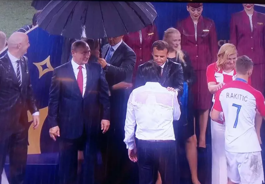 FOTO / Ploaie torențială la Moscova, doar Putin rezistă. Președinții Franței și Croației, lăsați fără umbrele la finala Cupei Mondiale