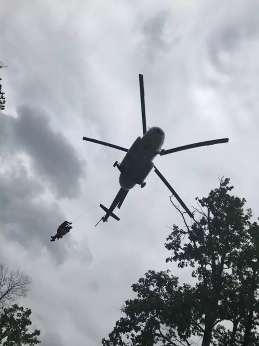 UPDATE/Turist ceh rănit grav în Munții Rodnei după ce a căzut 30 de metri în prăpastie. A fost dus la spital cu un puternic traumatism cranian