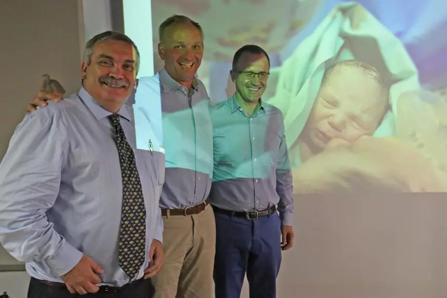 O femeie a dat naștere unui băiețel după ce a primit un transplant de uter de la sora ei geamănă