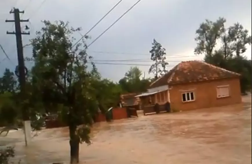 FOTO&VIDEO/ Un sat a fost acoperit de ape în Arad și mai mulți oameni au fost evacuați. Prăpăd, după inundațiile de marți seară