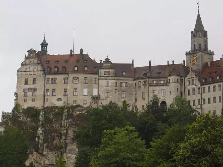 Micul prinț e plimbat din palat în palat. Carol Ferdinand a ales să doarmă în camera în care a copilărit regele Carol I