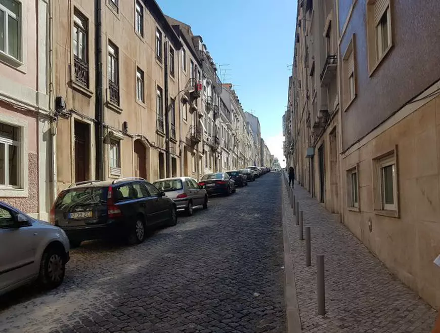 Majoritatea trotuarelor din Lisabona sunt pavate cu piatră cubică şi străzile au o înclinaţie foarte mare