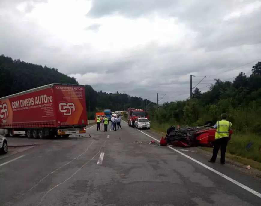 FOTO/ Accident teribil în Caraș-Severin. Un mort și un rănit grav după ciocnirea unui autoturism cu un TIR