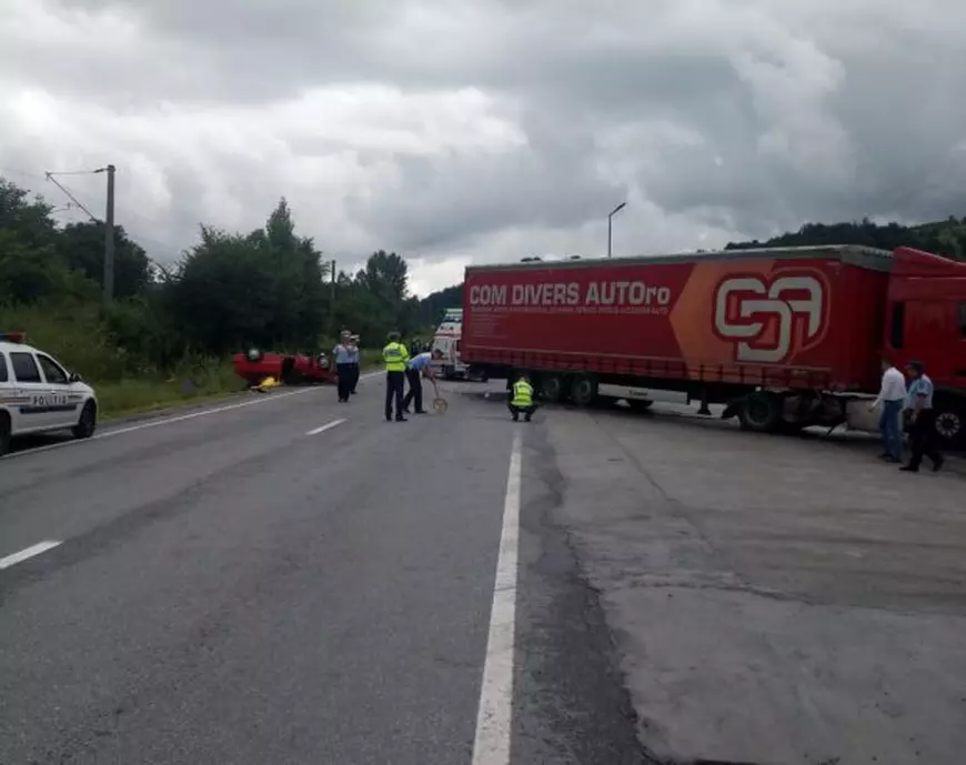 FOTO/ Accident teribil în Caraș-Severin. Un mort și un rănit grav după ciocnirea unui autoturism cu un TIR
