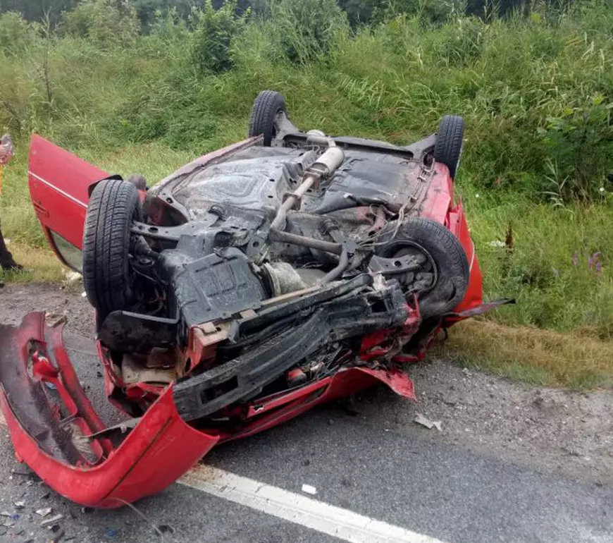FOTO/ Accident teribil în Caraș-Severin. Un mort și un rănit grav după ciocnirea unui autoturism cu un TIR