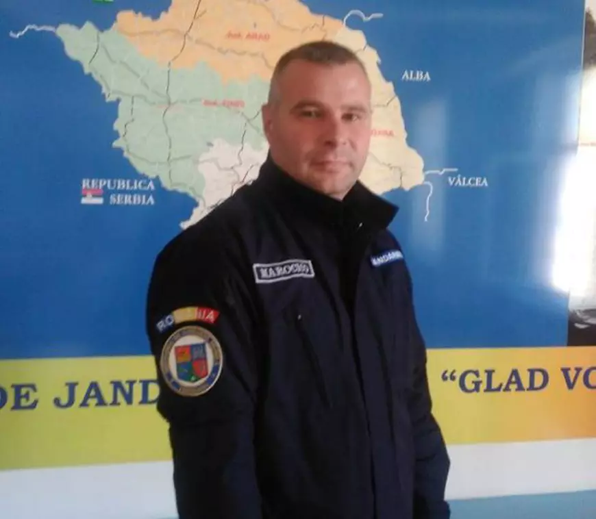 Un jandarm a salvat un tânăr prins într-un incendiu în mansarda unei case din Timișoara/ FOTO